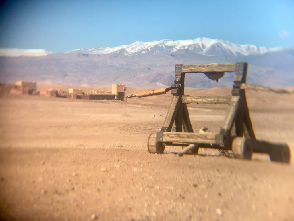 catapulta e cenário de Astapor ao fundo