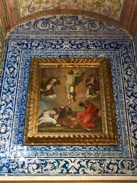 Obras de arte e azulejaria no interior da Igreja de Santa Maria, em Óbidos