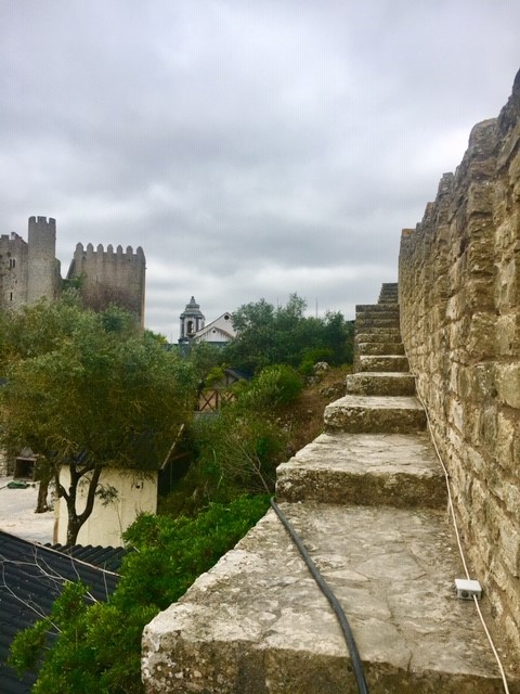 Vista interior do Castelo de Óbidos, e da passagem em suas muralhas