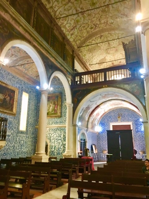 Obras de arte e azulejaria no interior da Igreja de Santa Maria, em Óbidos