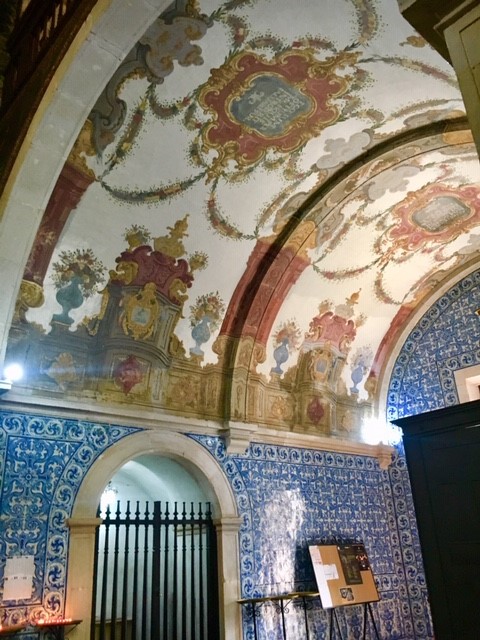 Obras de arte e azulejaria no interior da Igreja de Santa Maria, em Óbidos