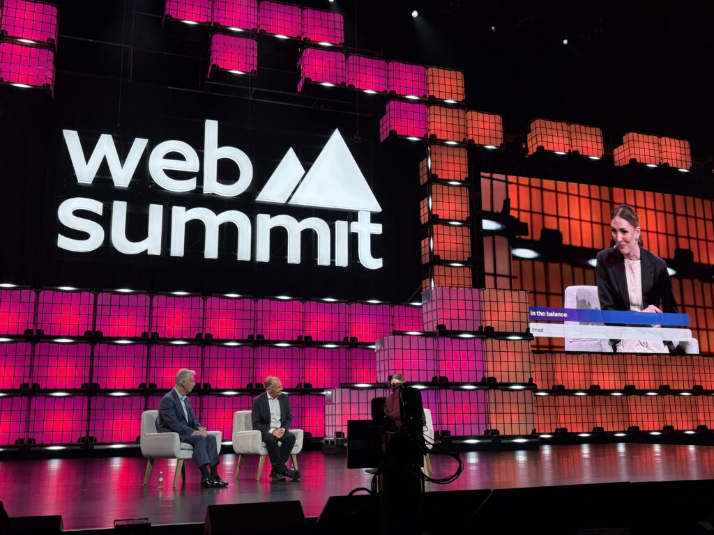 WEB SUMMIT 2025: SIR TIM BERNERS-LEE, O CRIADOR DA INTERNET, CULPA A PROGRAMAÇÃO PELA TOXICIDADE NAS REDES SOCIAIS