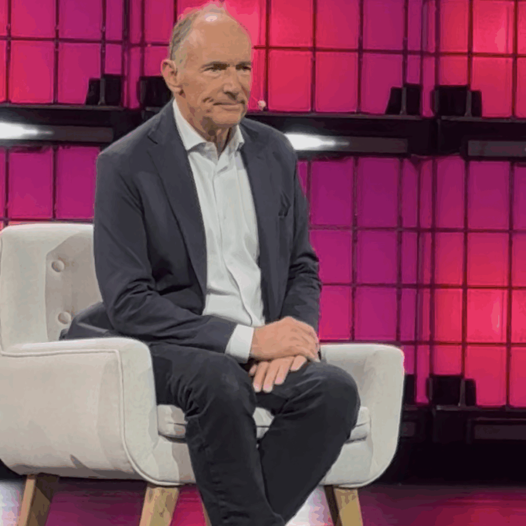 WEB SUMMIT 2025: SIR TIM BERNERS-LEE, O CRIADOR DA INTERNET, CULPA A PROGRAMAÇÃO PELA TOXICIDADE NAS REDES SOCIAIS